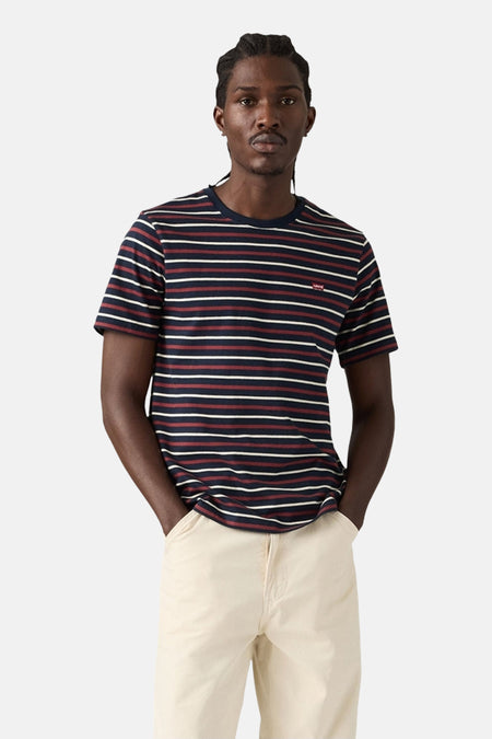 T-shirt à manches courtes bleu rayé de Levi's®, porté avec un pantalon beige.