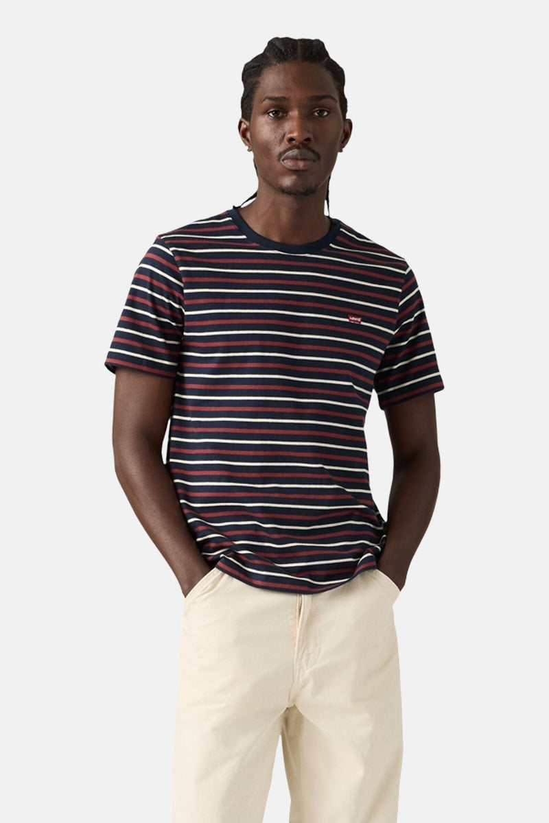 Blauw gestreept T-shirt, van Levi's®, gedragen door een man, met een beige broek.