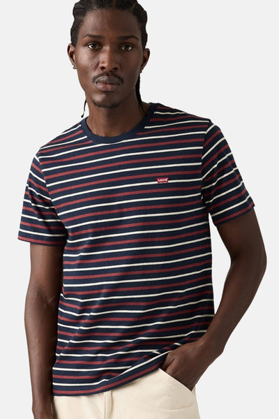 T-shirt bleu à rayures, de Levi's®, porté par un homme, avec un pantalon beige.
