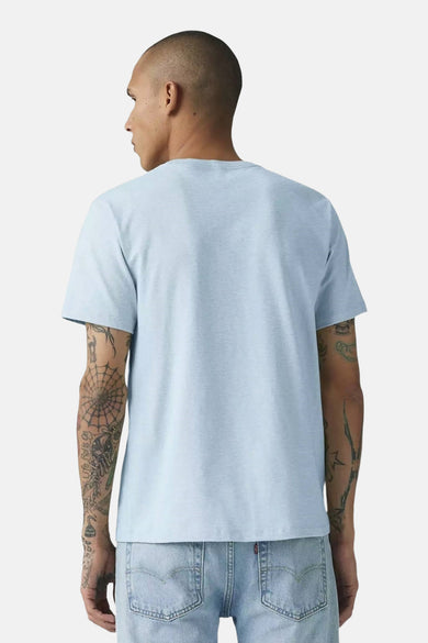 T-shirt bleu à manches courtes de Levi's®, vu de dos, porté avec un jean clair.