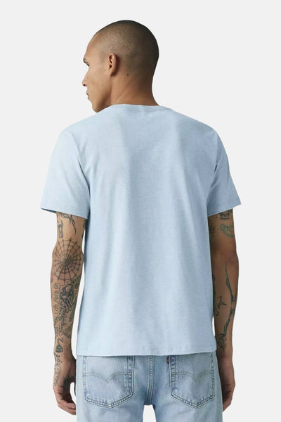 T-shirt bleu à manches courtes de Levi's®, vu de dos, porté avec un jean clair.