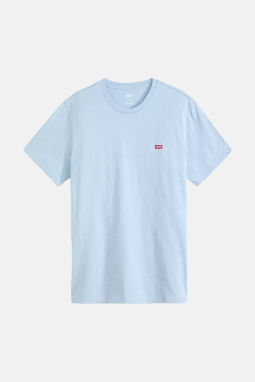 T-shirt bleu clair de Levi's, avec un logo carré rouge sur la poitrine, sur fond blanc.