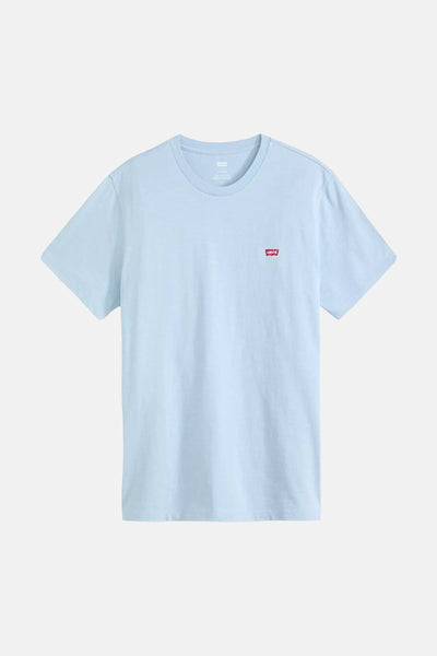 T-shirt bleu clair de Levi's, avec un logo carré rouge sur la poitrine, sur fond blanc.
