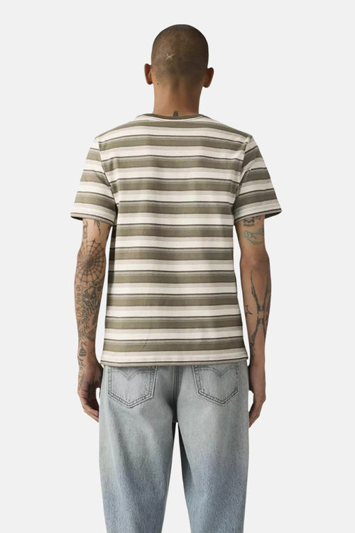 T-shirt à manches courtes multicolore de Levi's, rayures horizontales, porté avec un jean bleu clair, vue de dos.
