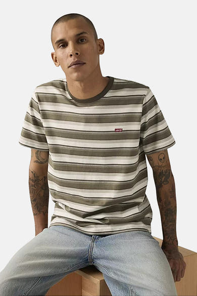 T-shirt à manches courtes multicolore de Levi's, à rayures horizontales et logo rouge discret sur la poitrine.