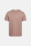 Roze T-shirt met korte mouwen van Levi's, met een klein rood geborduurd logo op de borst.