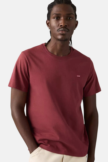 Bordeaux T-shirt met korte mouwen van Levi's, gedragen door een man met vlechten.