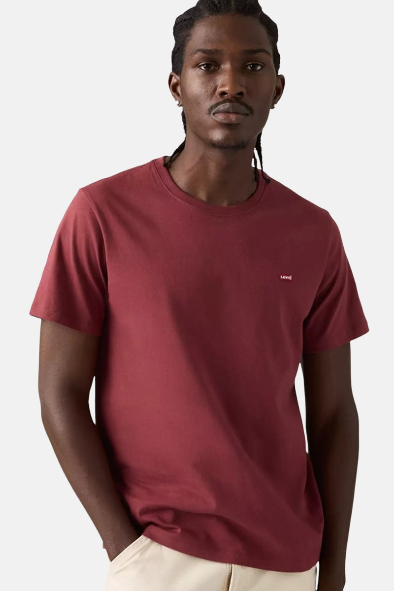 Bordeaux T-shirt met korte mouwen van Levi's, gedragen door een man met vlechten.