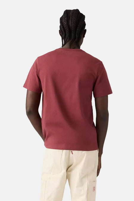 Bordeaux T-shirt met korte mouwen van Levi's®, van achteren gezien, gedragen met een beige broek.