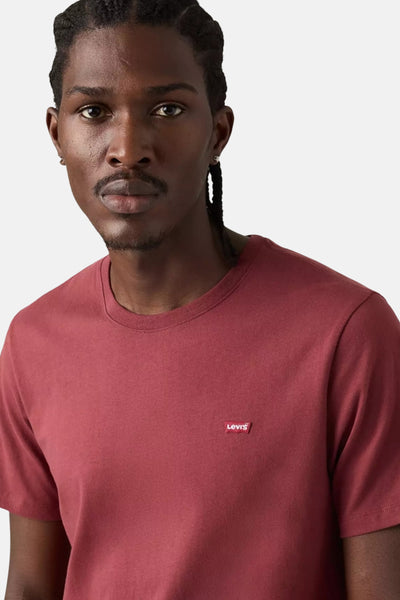 T-shirt bordeaux à manches courtes de Levi's, porté par un homme avec des tresses.