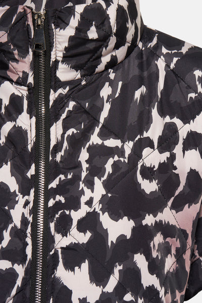 Veste courte noire par Terra di Siena avec motif tacheté et fermeture à glissière visible.