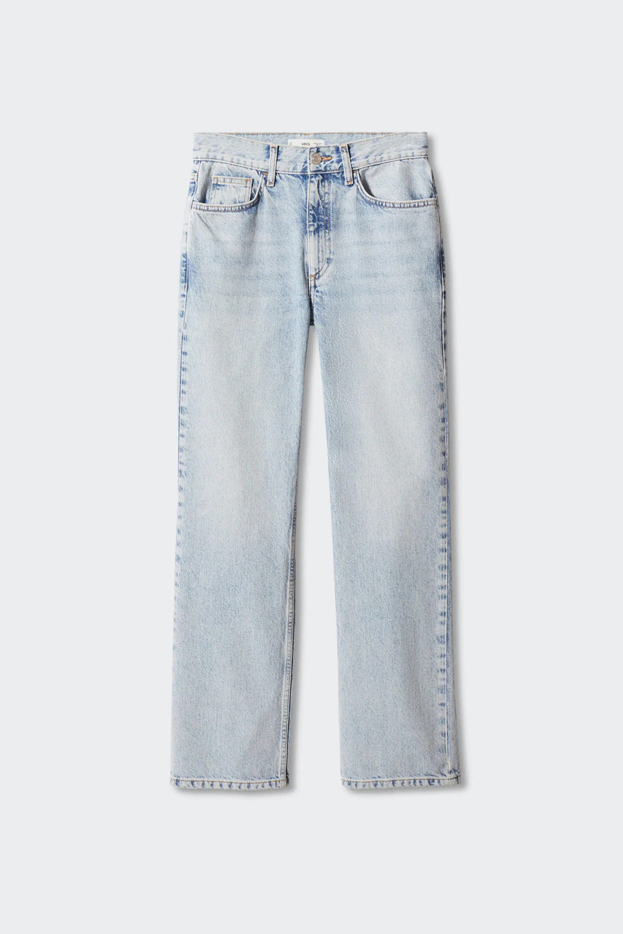 Jean droit bleu de MANGO, coupe classique avec délavage clair sur fond uni.