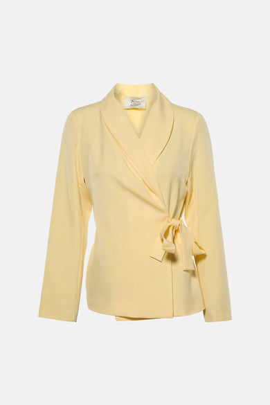Blazer jaune de Terra di Siena avec une coupe cache-cœur et une ceinture à nouer.