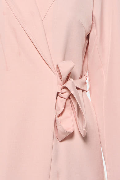 Blazer rose de Terra di Siena avec un nœud décoratif et une texture délicate.