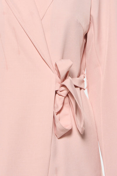 Blazer rose de Terra di Siena avec un nœud décoratif et une texture délicate.