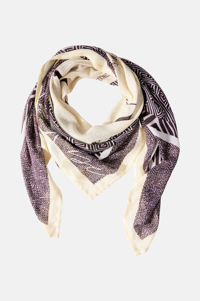 Gele sjaal van Street One met bruine geometrische patronen en geweven textuur.