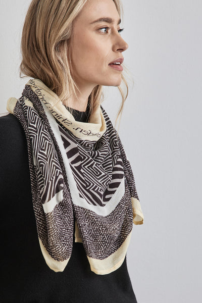 Foulard jaune de STREET ONE, à motif géométrique marron et blanc, porté par une femme en profil.
