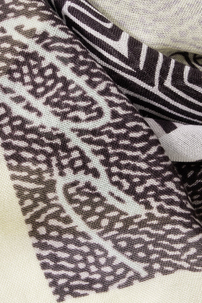 Foulard jaune de Street One avec motifs géométriques marron et texture tissée.