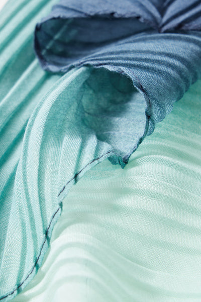 Groene sjaal van STREET ONE, met delicate plooien en een getextureerde marineblauwe rand.