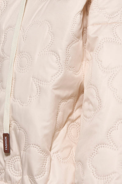 Korte beige jas van Terra di Siena met geborduurd bloemenpatroon.