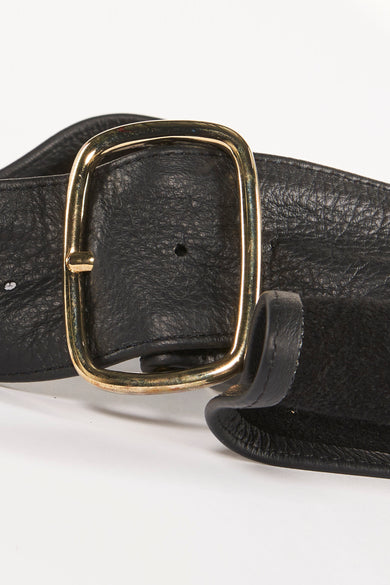 Ceinture noire en cuir de Legend, avec boucle dorée et texture grainée.