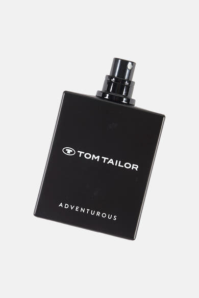 Tom Tailor parfum noir, rechthoekige verstuiver met witte belettering "Tom Tailor Adventurous", diagonaal geplaatst.