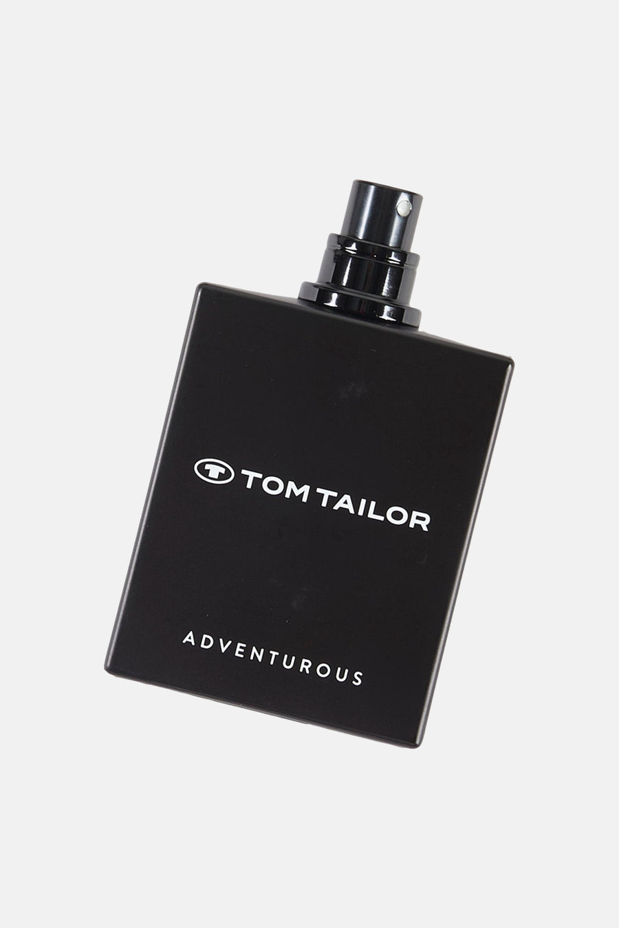 Tom Tailor parfum noir, rechthoekige verstuiver met witte belettering "Tom Tailor Adventurous", diagonaal geplaatst.