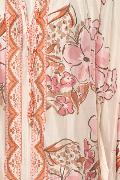 Multikleurige blouse van Terra di Siena, met roze bloemenprint en decoratieve sierdetails op een crèmekleurige achtergrond.