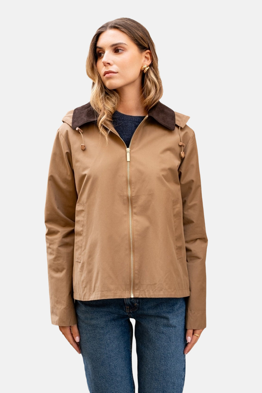 Veste de pluie cognac par LAURA JO avec col marron et fermeture éclair dorée, portée avec un jean.