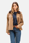 Imperméable cognac par LAURA JO avec un col marron foncé, porté avec un jean et une ceinture marron.