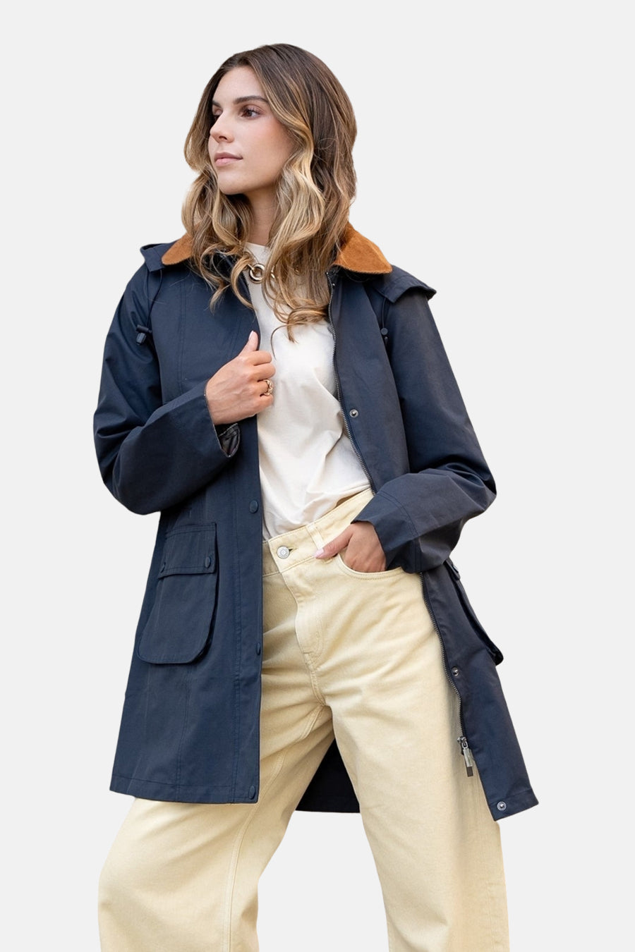Blauwe regenjas van LAURA JO met bruine kraag, gedragen met een wit T-shirt en een beige broek.