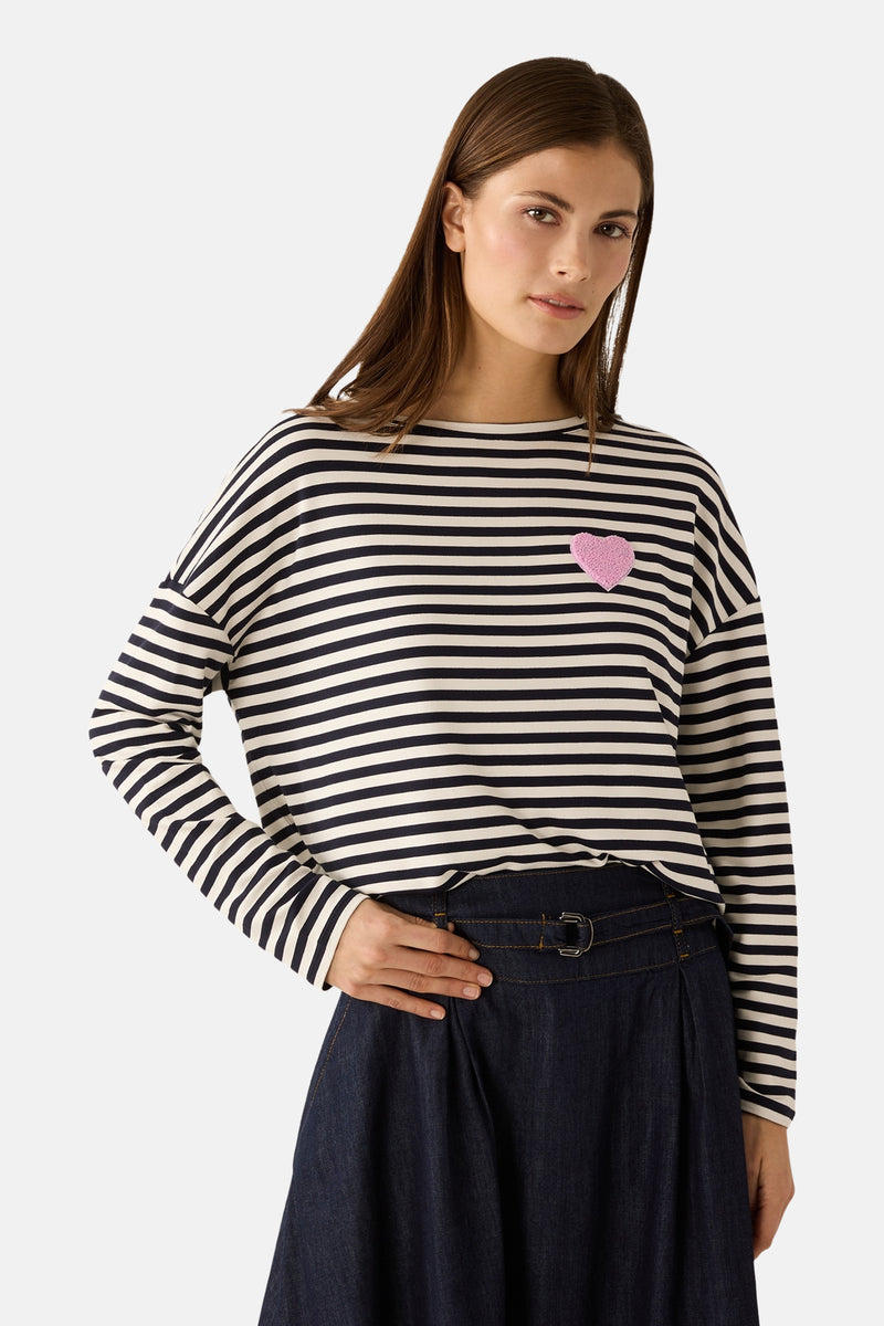 Multikleurige sweater van MORE & MORE met zwart-wit gestreept patroon en gestructureerd roze hart.