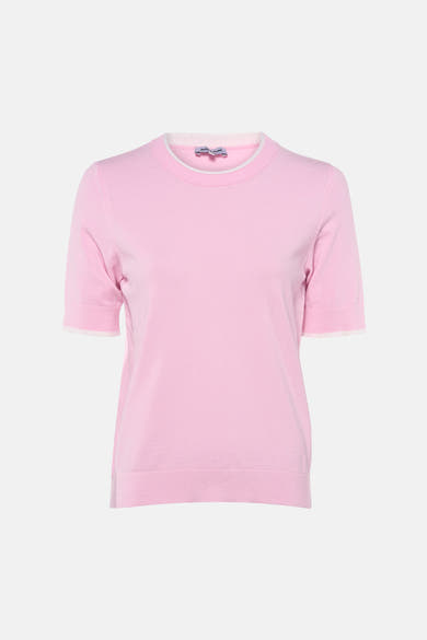 Pull rose à col rond de MORE & MORE, avec finitions blanches au col et aux manches courtes.