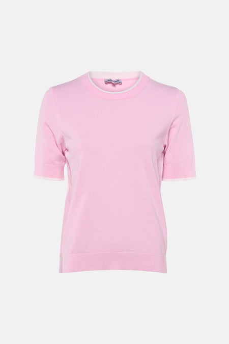 Pull rose à col rond de MORE & MORE, avec finitions blanches au col et aux manches courtes.