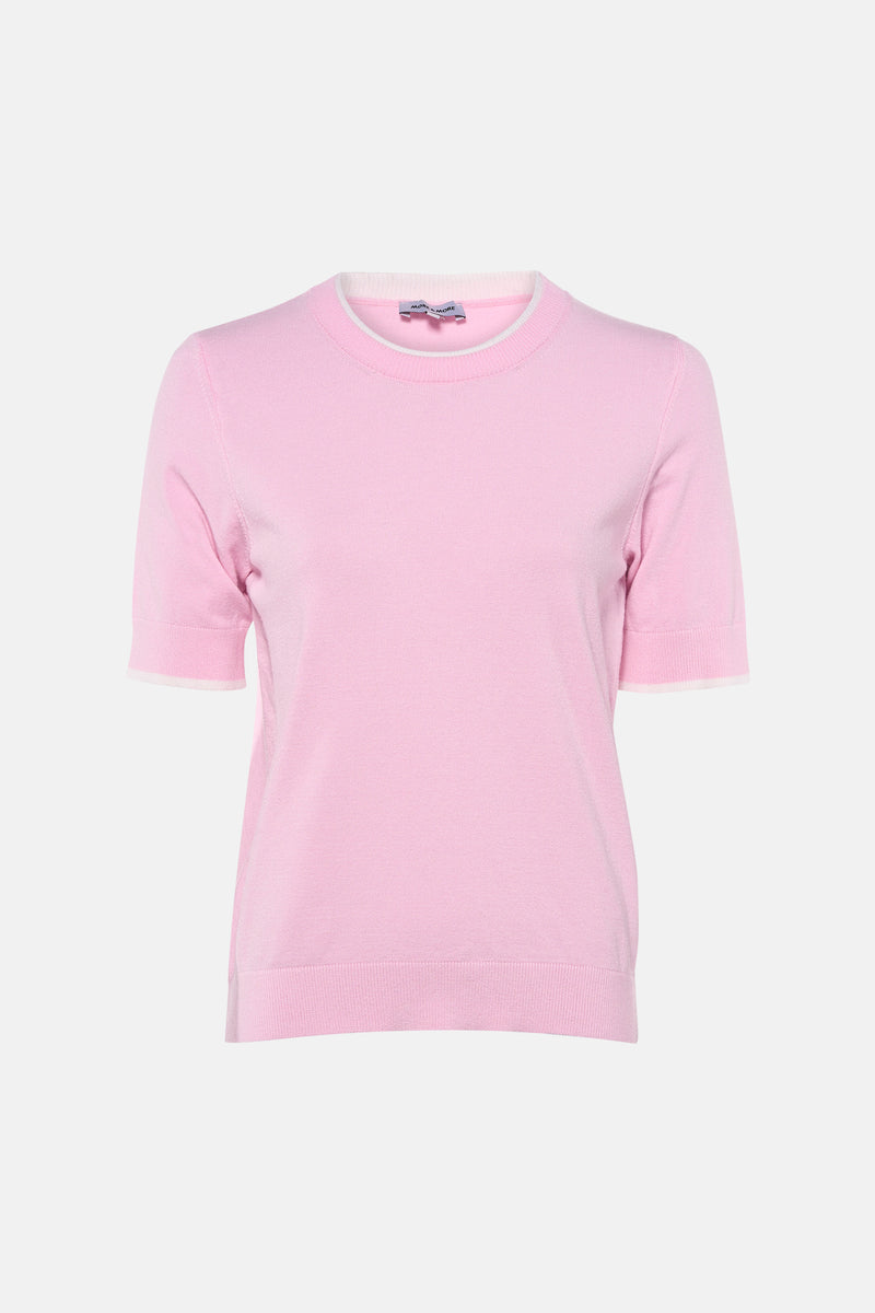 Pull rose à col rond de MORE & MORE, avec finitions blanches au col et aux manches courtes.