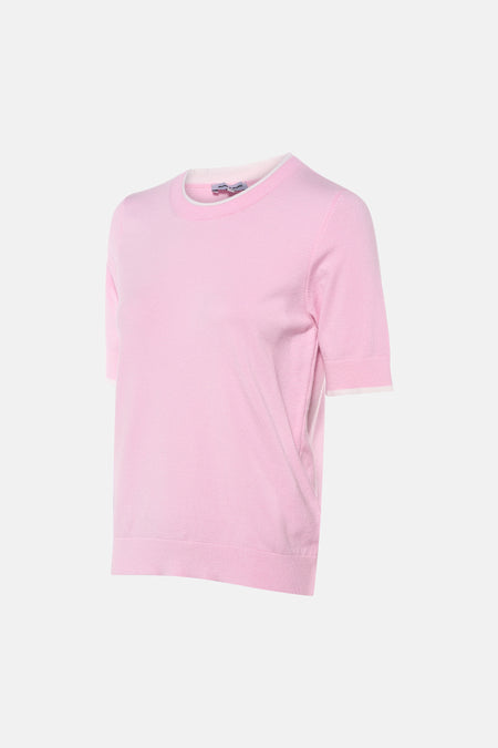 Pull rose à col rond de MORE & MORE, manches courtes avec bordure blanche.
