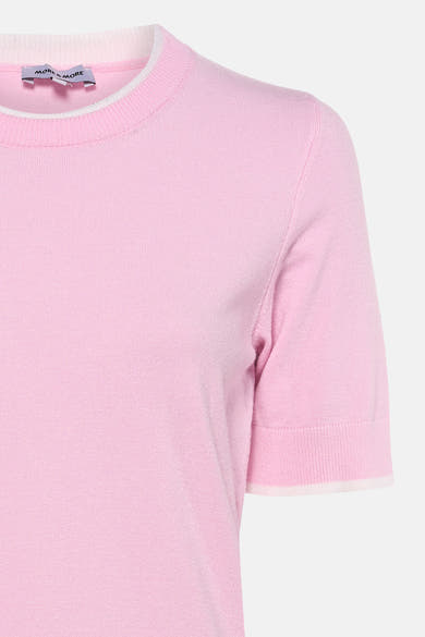 Pull à col rond rose de MORE & MORE avec bordure blanche au col et aux manches courtes.
