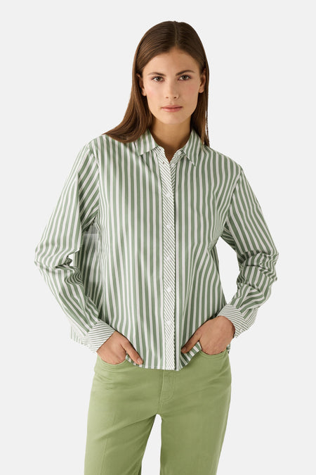 Groen gestreept overhemd met lange mouwen van MORE & MORE, gedragen met een effen groene broek.