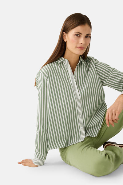 Chemise à manches longues verte rayée de MORE & MORE, portée avec un pantalon vert uni.
