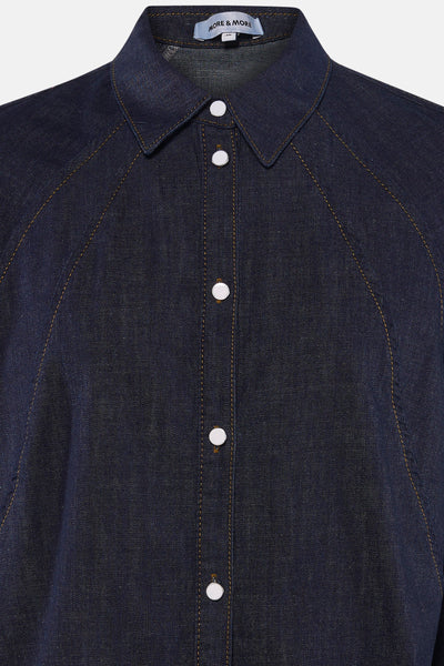 Chemise en denim bleu foncé de MORE & MORE, avec boutons blancs et coutures contrastées.