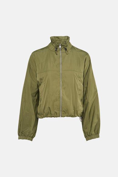 Korte groene jas van MORE & MORE, gedragen met een lichtblauwe jeans en sportschoenen.