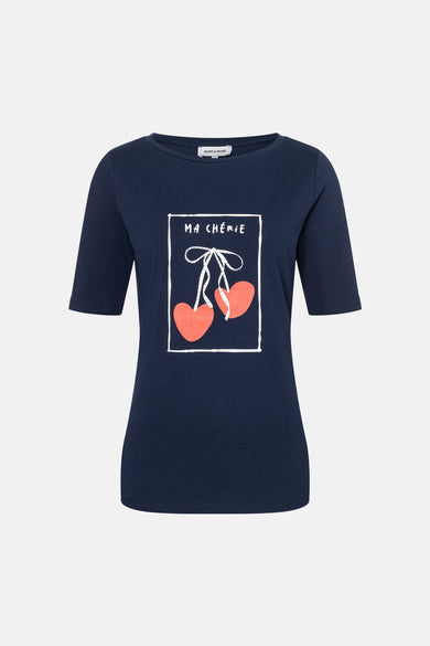 T-shirt bleu à manches courtes par MORE & MORE, avec un motif de cerises et l'inscription "Ma Chérie" sur le devant.