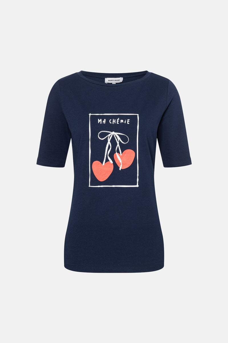 T-shirt bleu à manches courtes par MORE & MORE, avec un motif de cerises et l'inscription "Ma Chérie" sur le devant.