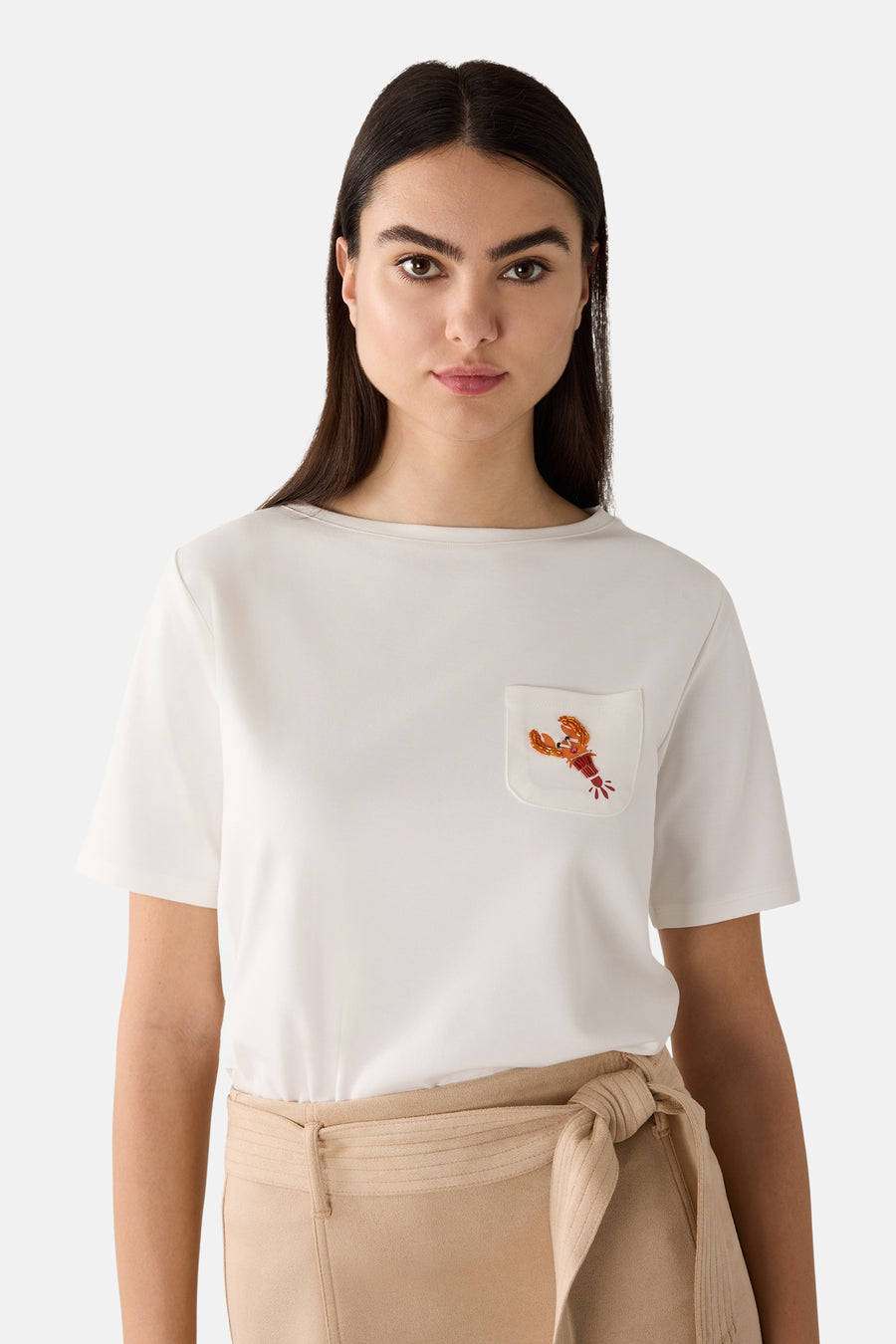 T-shirt blanc à manches courtes de MORE & MORE avec poche poitrine ornée d'un homard brodé.