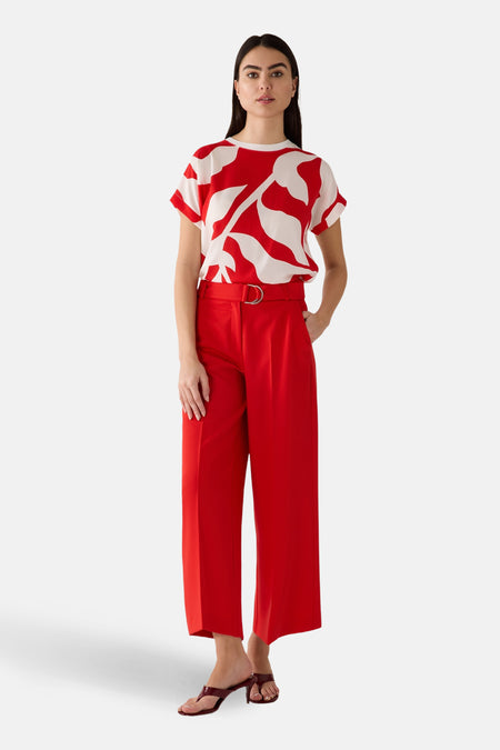 T-shirt multicolore à manches courtes de MORE & MORE avec motif abstrait rouge et pantalon rouge taille haute.
