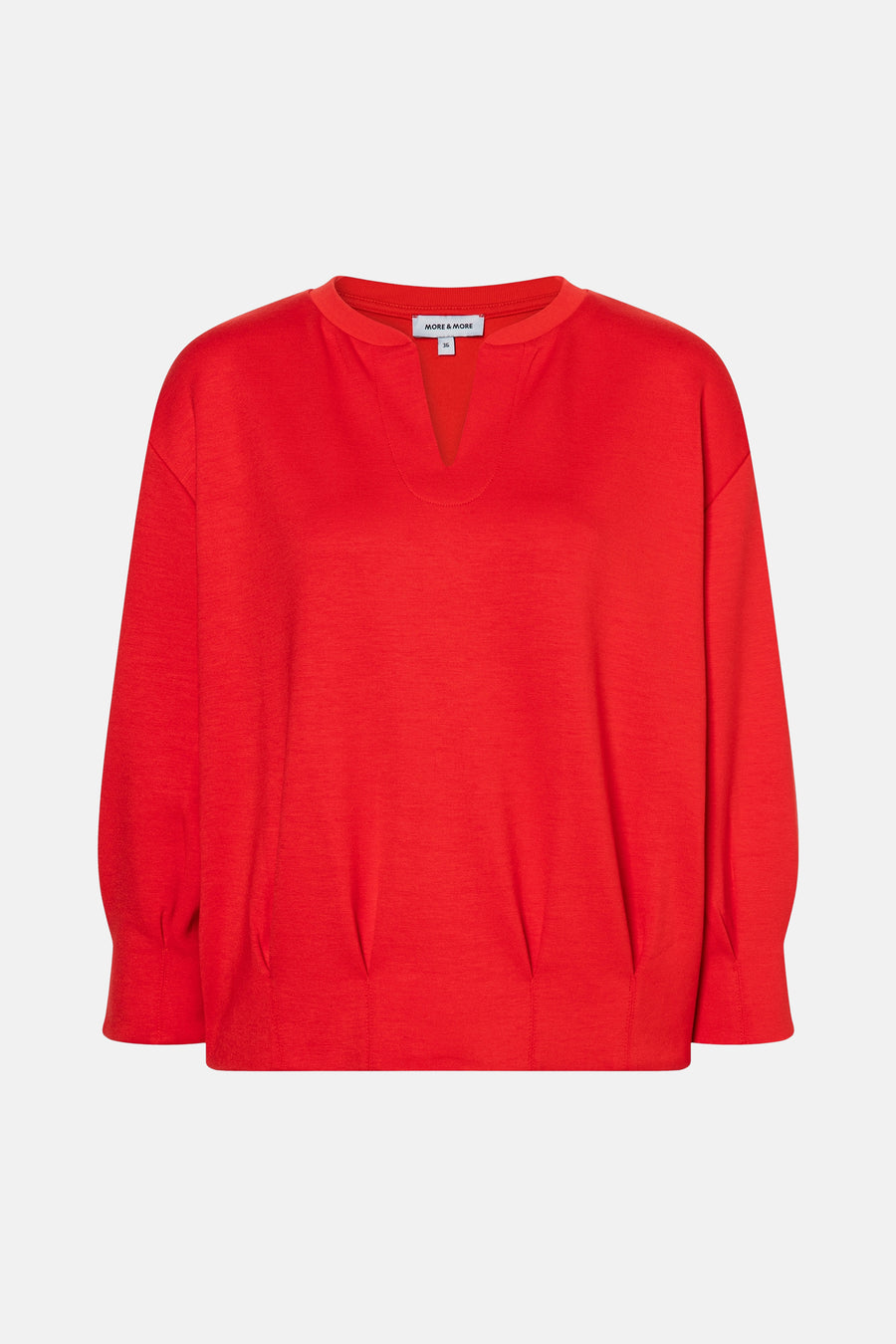 Sweat rouge col rond de MORE & MORE, avec une encolure en V et des manches trois-quarts amples.
