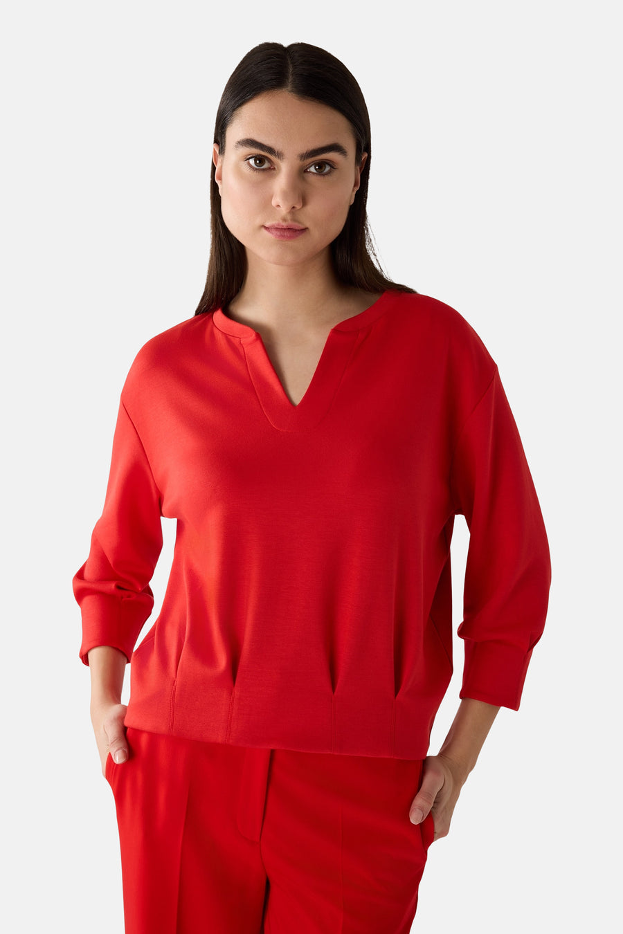 Sweat rouge à col en V de MORE & MORE, avec des manches trois-quarts et ourlets droits.