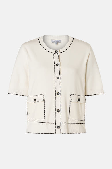 Gilet blanc de MORE & MORE, avec manches courtes, poches plaquées et bordure contrastante noire.
