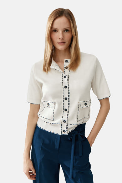 Gilet blanc de MORE & MORE avec poches plaquées et bordures contrastées bleu marine.