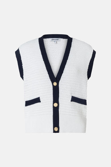 Gilet blanc tricoté de MORE & MORE avec bordure bleu marine et boutons dorés.
